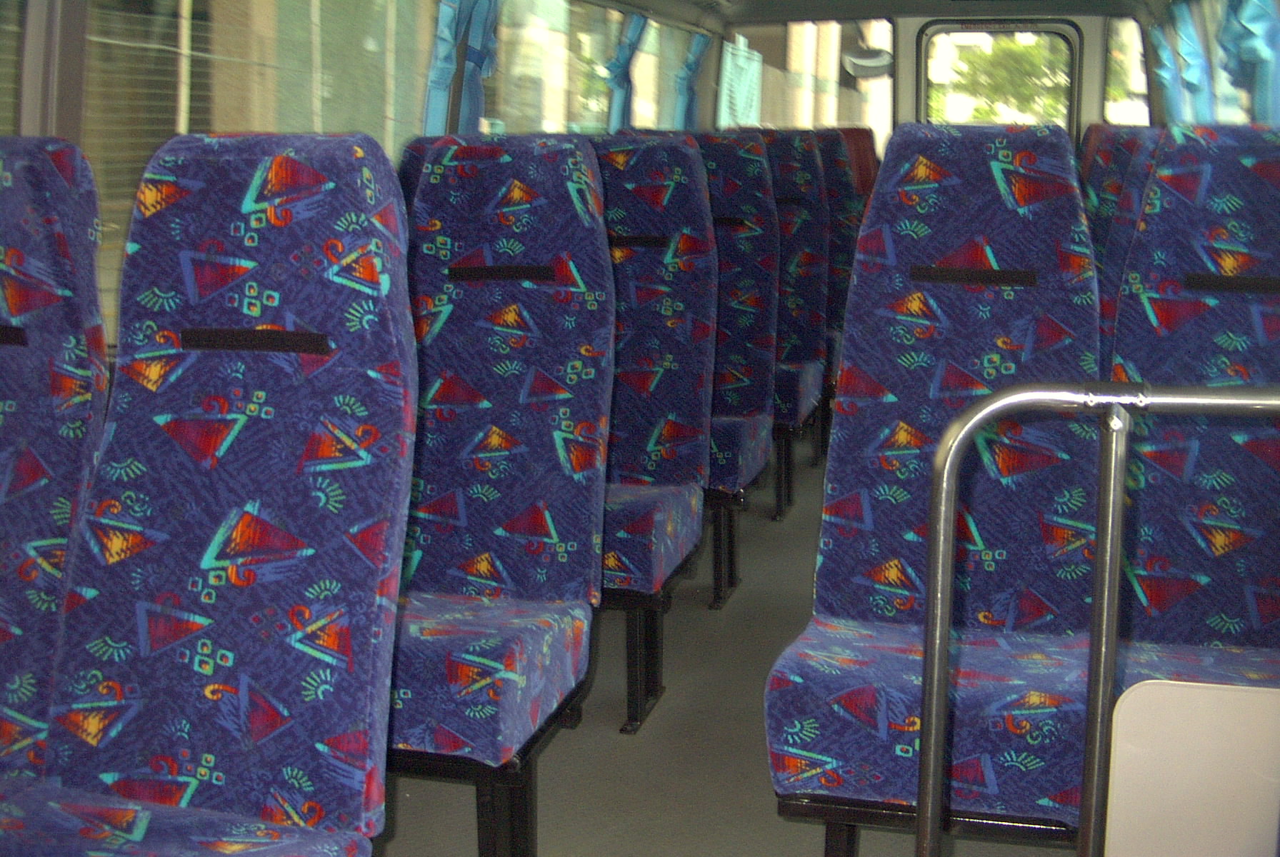 飛鷹租車小型旅遊巴車廂